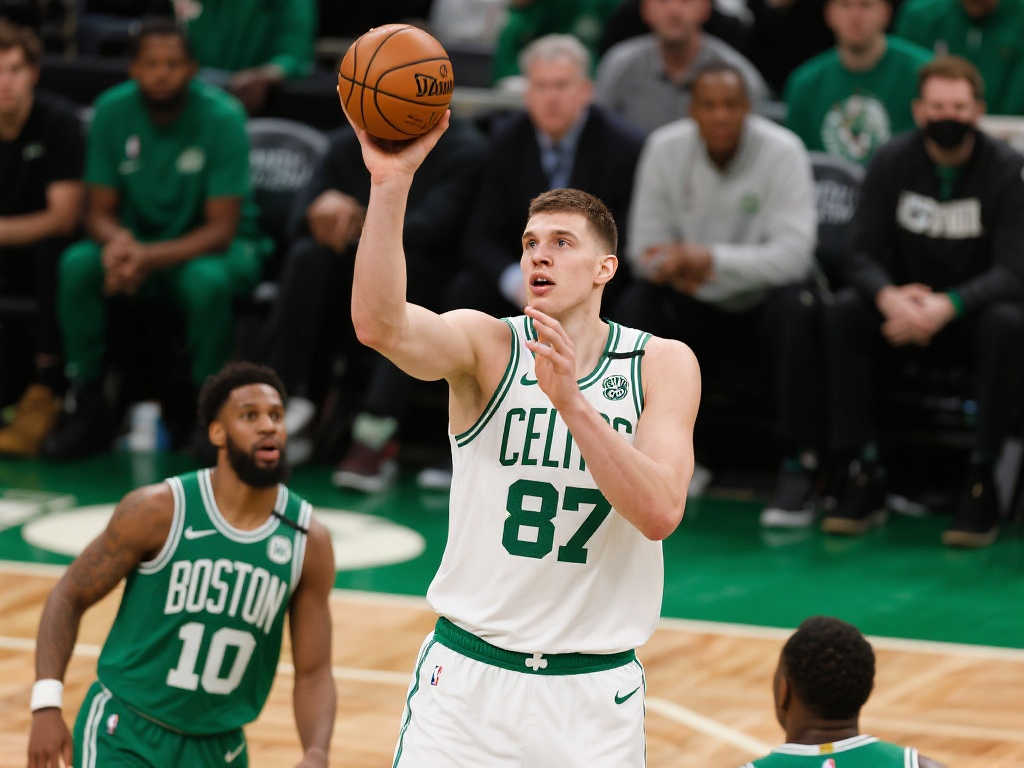 波津表现尚可！5中3贡献8分4板，但绿军出战14分钟净负9分